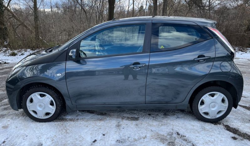 
								Toyota Aygo 1,0 VVT-i x-press 5d full									