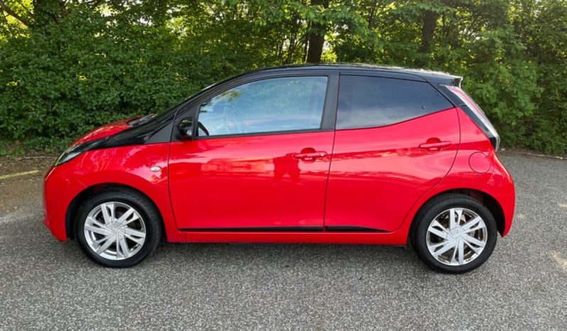 
								Toyota Aygo 1,0 VVT-i x-press 5d full									