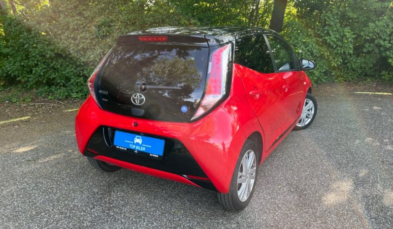 
								Toyota Aygo 1,0 VVT-i x-press 5d full									