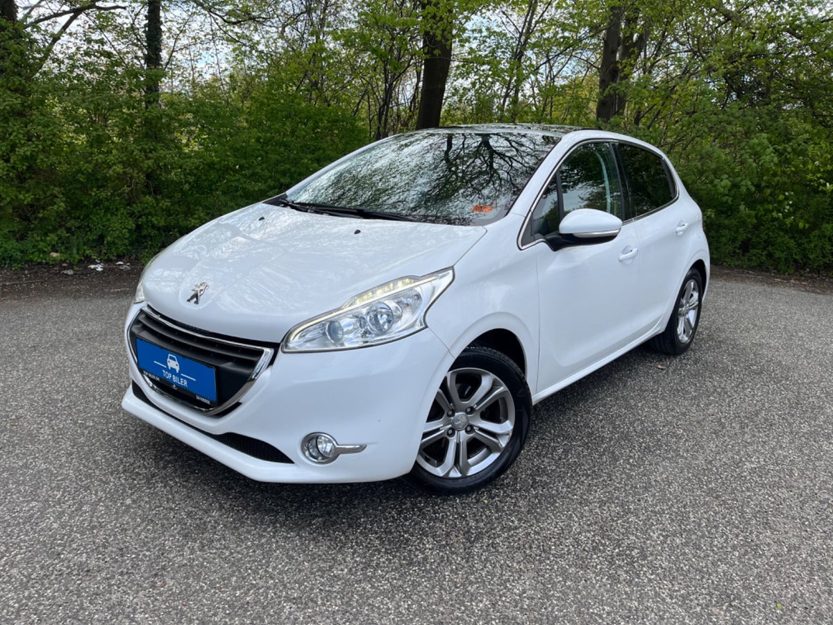 Peugeot 208 1,2 VTi Allure Sky 5d