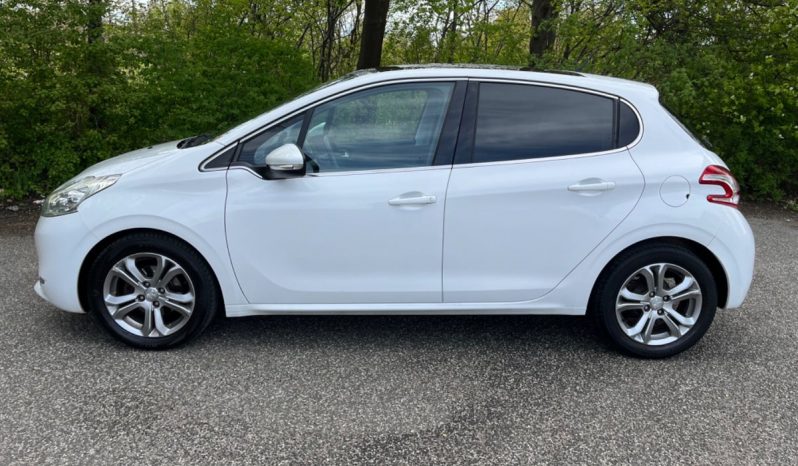 
								Peugeot 208 1,2 VTi Allure Sky 5d full									