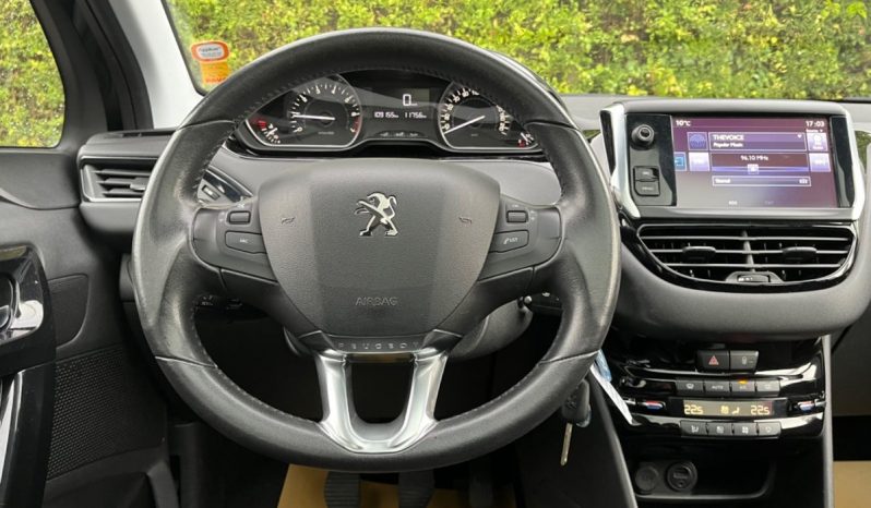 
								Peugeot 208 1,2 VTi 82 Allure Sky 5d full									