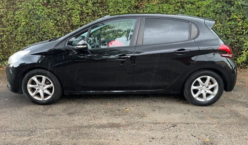 
								Peugeot 208 1,2 VTi 82 Allure Sky 5d full									