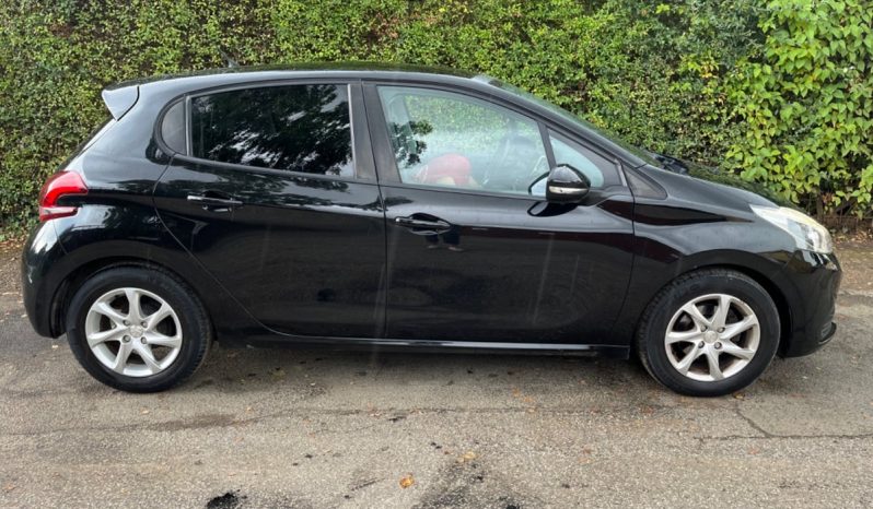 
								Peugeot 208 1,2 VTi 82 Allure Sky 5d full									