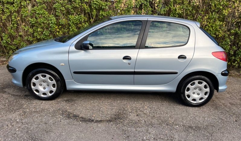 
								Peugeot 206 1,4 S-line 5d full									