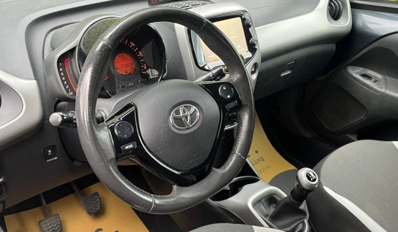 
								Toyota Aygo 1,0 VVT-i x-press 5d full									