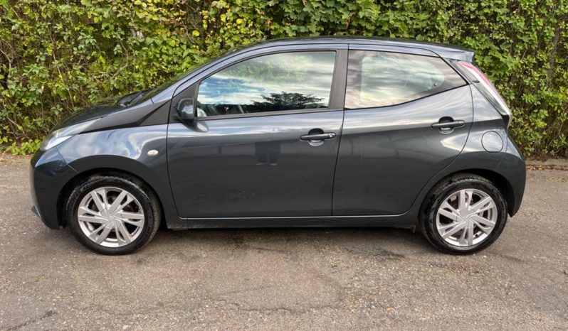 
								Toyota Aygo 1,0 VVT-i x-press 5d full									