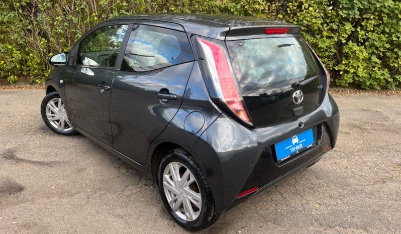 
								Toyota Aygo 1,0 VVT-i x-press 5d full									