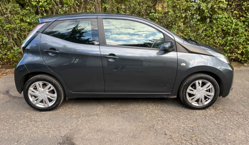 
								Toyota Aygo 1,0 VVT-i x-press 5d full									