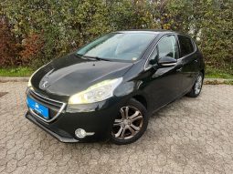 Peugeot 208 1,2 VTi Allure Sky 5d