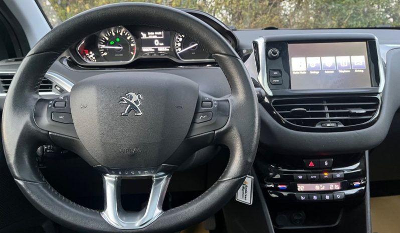 
								Peugeot 208 1,2 VTi Allure Sky 5d full									