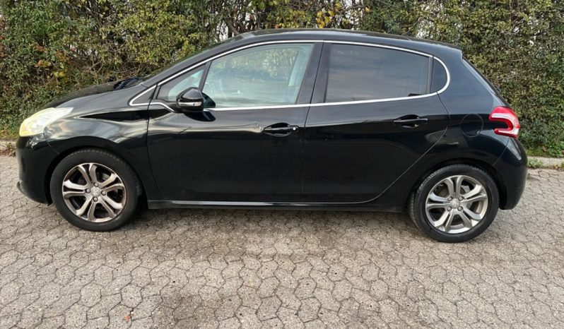 
								Peugeot 208 1,2 VTi Allure Sky 5d full									