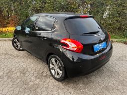 
										Peugeot 208 1,2 VTi Allure Sky 5d full									