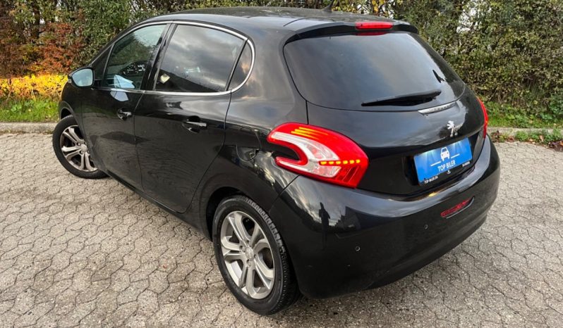 
								Peugeot 208 1,2 VTi Allure Sky 5d full									