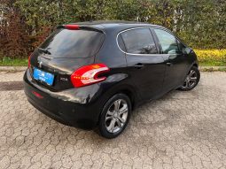 
										Peugeot 208 1,2 VTi Allure Sky 5d full									