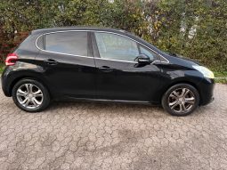 
										Peugeot 208 1,2 VTi Allure Sky 5d full									