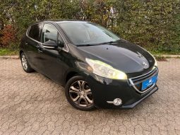 
										Peugeot 208 1,2 VTi Allure Sky 5d full									