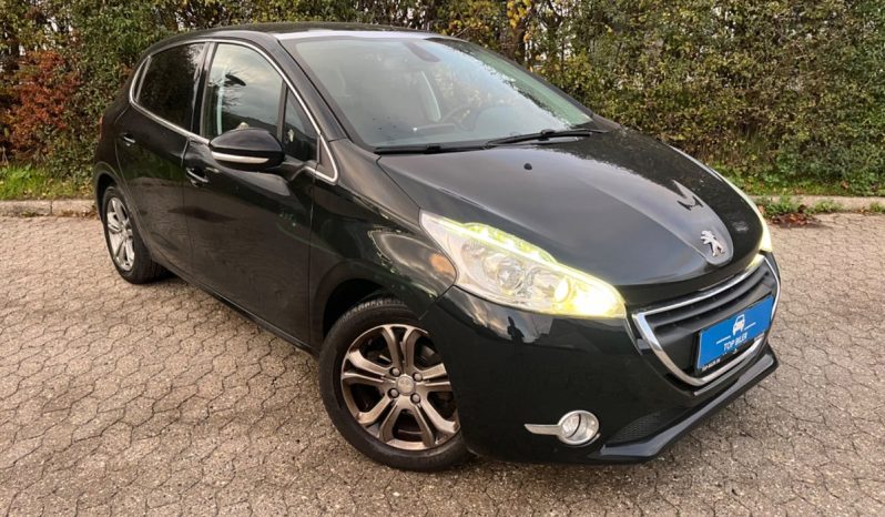 
								Peugeot 208 1,2 VTi Allure Sky 5d full									