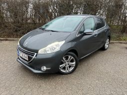 Peugeot 208 1,2 VTi Allure Sky 5d