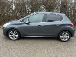 
										Peugeot 208 1,2 VTi Allure Sky 5d full									