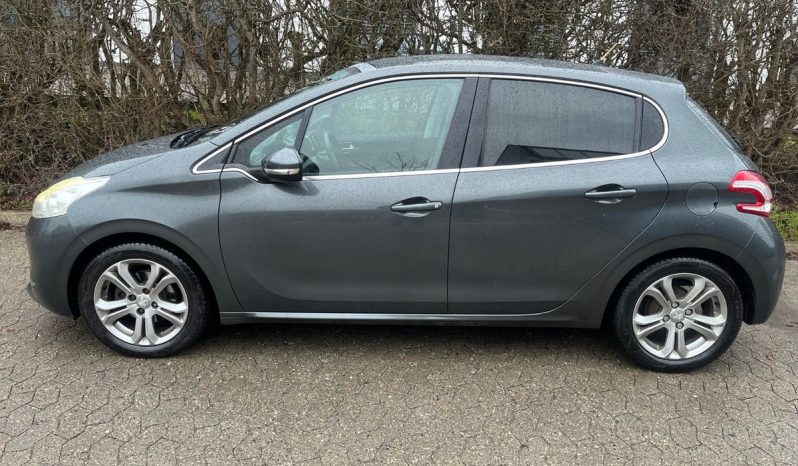 
								Peugeot 208 1,2 VTi Allure Sky 5d full									