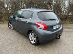 
										Peugeot 208 1,2 VTi Allure Sky 5d full									