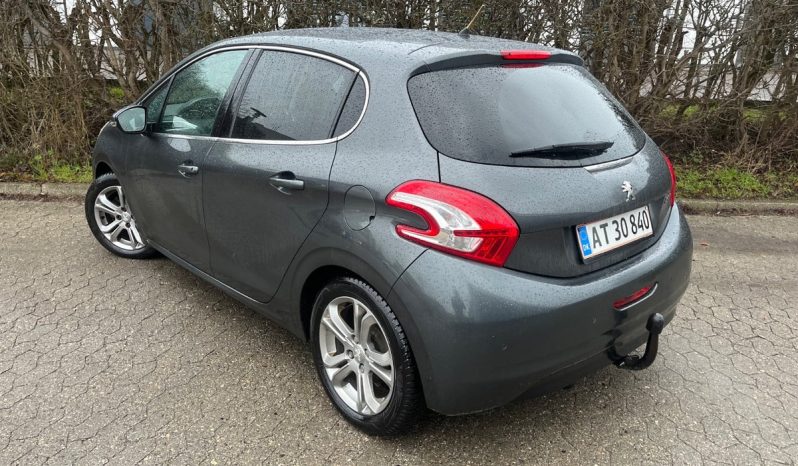 
								Peugeot 208 1,2 VTi Allure Sky 5d full									