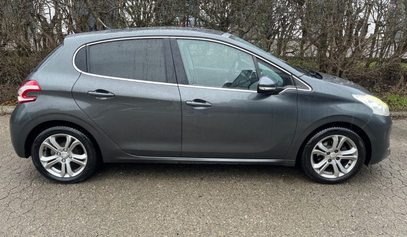 
								Peugeot 208 1,2 VTi Allure Sky 5d full									