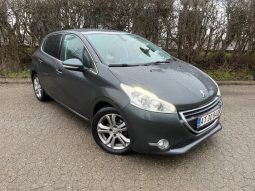 
										Peugeot 208 1,2 VTi Allure Sky 5d full									