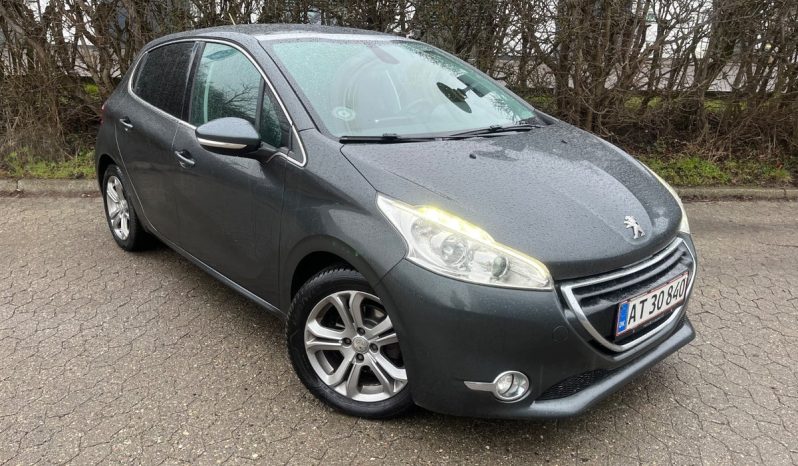 
								Peugeot 208 1,2 VTi Allure Sky 5d full									